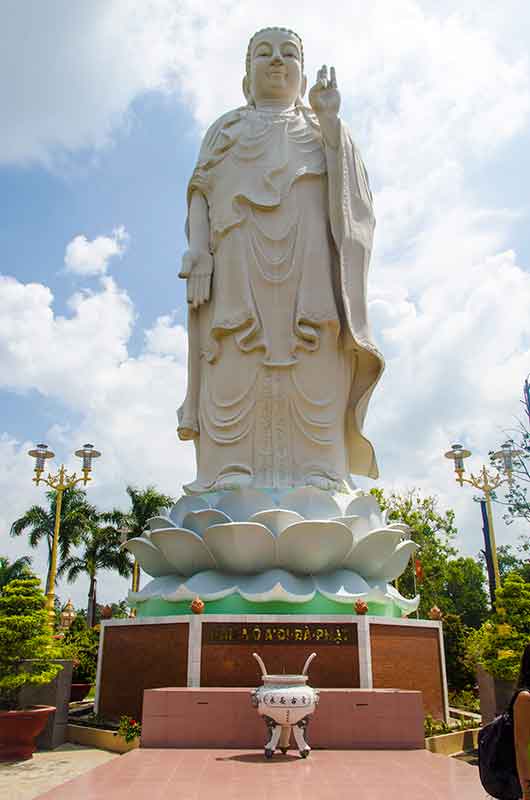 497 - Vietnam - pagoda de Vinh Trang - estatua Buda del presente